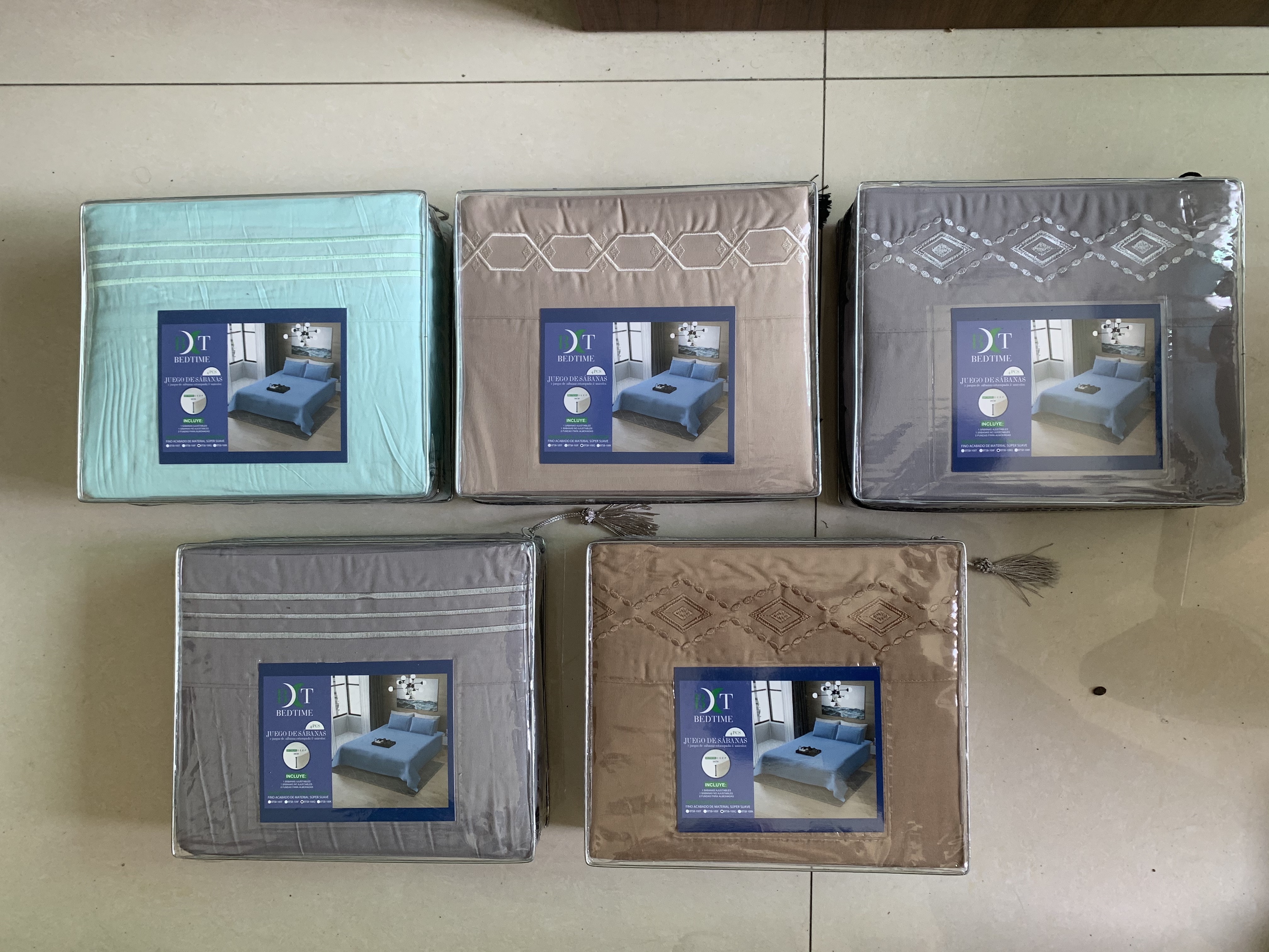 Set de 4 lenjerie de pat acoperita cu sarma de otel brodata